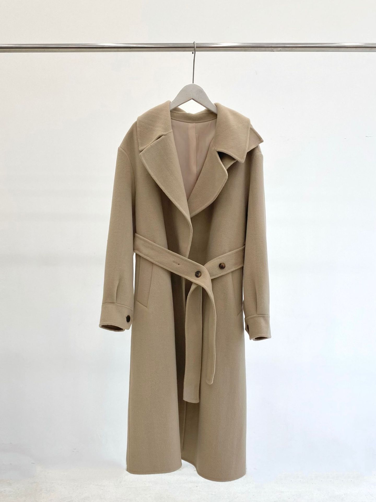 Двустороннее шерстяное пальто с широким лацканом и поясом для осени и зимы, женские модели средней длины, простые и стильные. One Size
Двустороннее шерстяное пальто с широким лацканом и поясом для осени и зимы, женские модели средней длины, простые и стильные. One Size