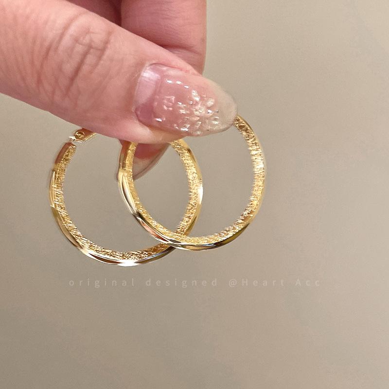 Elegant Silver Hoop Earrings with Unique Design for Women
Elegant Silver Hoop Earrings with Unique Design for Women