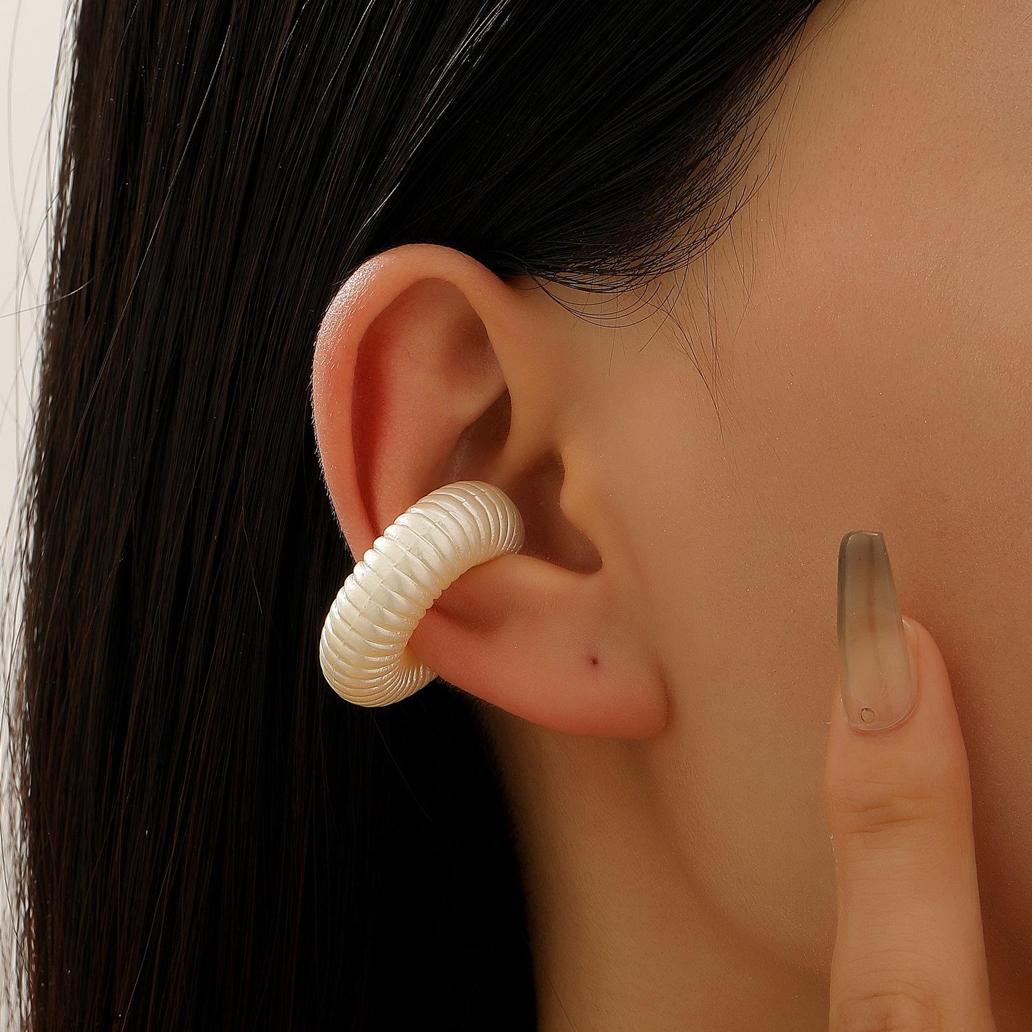 Minimalist Ribbed Striped Non-Piercing Sterling Silver Pearl White Ear Cuffs for Women
Minimalist Ribbed Striped Non-Piercing Sterling Silver Pearl White Ear Cuffs for Women