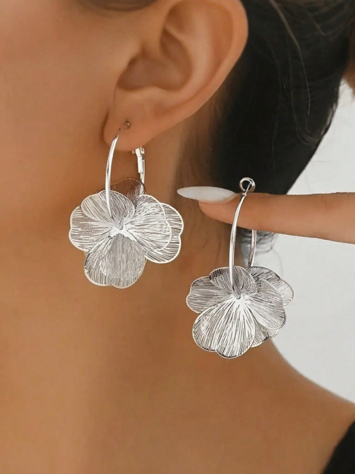 2pcs Elegant Chic Style Gold Flower Stud Earrings, Suitable For Women s Daily, Date, Party, Festival, Gift, Banquet Jewelry Matching one-size срібний
2pcs Elegant Chic Style Gold Flower Stud Earrings, Suitable For Women s Daily, Date, Party, Festival, Gift, Banquet Jewelry Matching one-size срібний