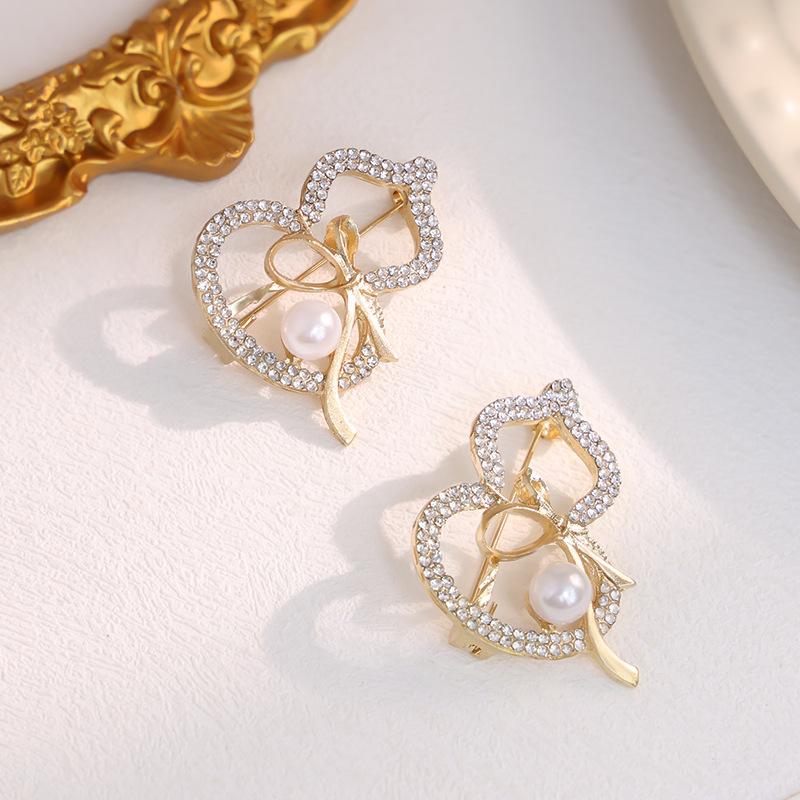High-end micro-inlaid zircon pearl gourd brooch Fulu symbolizes elegance and temperament pin women s accessories
High-end micro-inlaid zircon pearl gourd brooch Fulu symbolizes elegance and temperament pin women s accessories