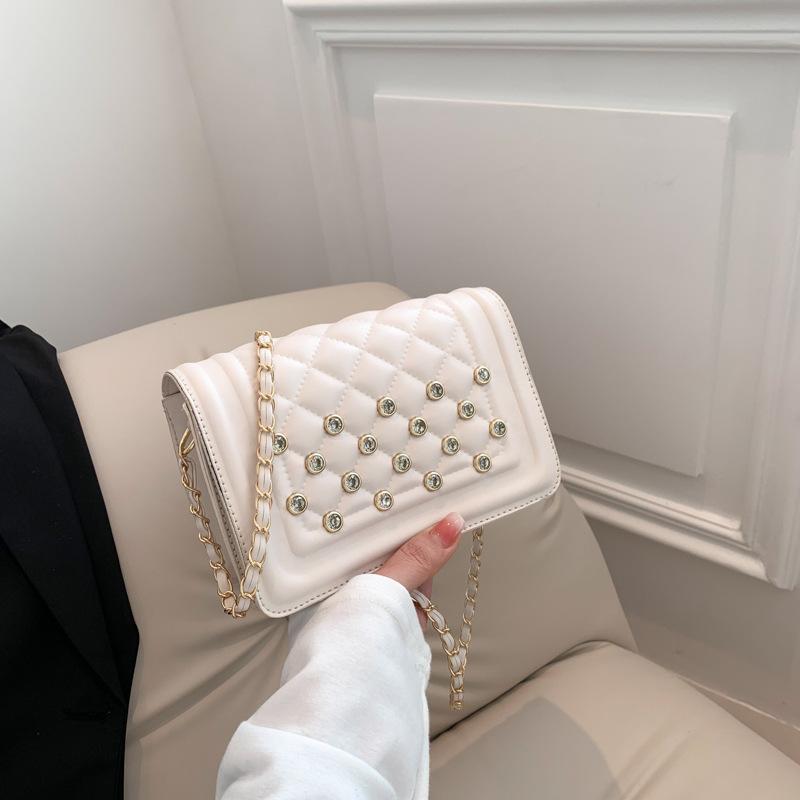 Маленькая женская сумка 2024 года, весна, новая модная цепочка, инкрустированная бриллиантами, маленькая квадратная сумка, повседневная, простая, легкая, роскошная сумка-мессенджер через плечо белый
Маленькая женская сумка 2024 года, весна, новая модная цепочка, инкрустированная бриллиантами, маленькая квадратная сумка, повседневная, простая, легкая, роскошная сумка-мессенджер через плечо белый