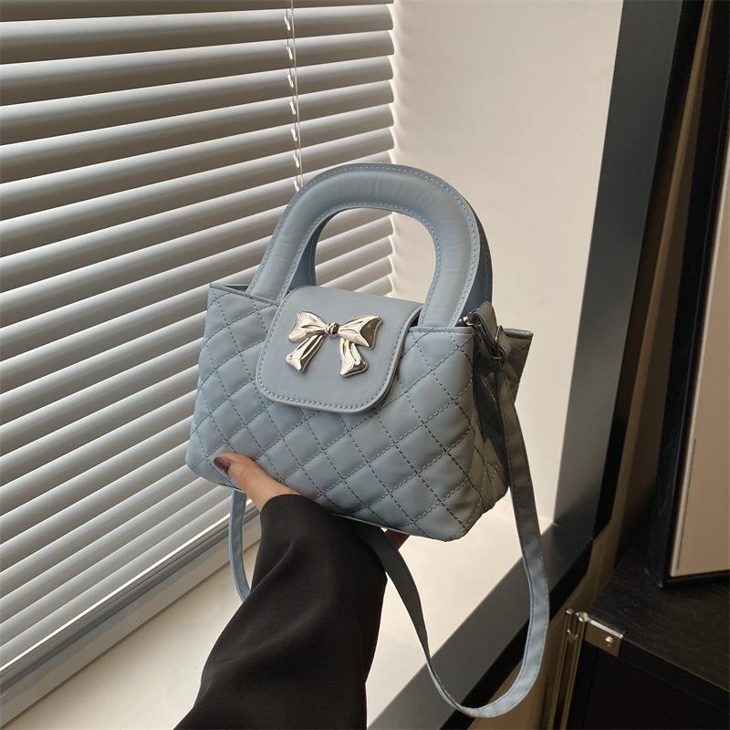 Популярная модная сумка через плечо для женщин, ездящих на работу, маленькая квадратная сумка, весна и лето, новая универсальная сумка через плечо
Популярная модная сумка через плечо для женщин, ездящих на работу, маленькая квадратная сумка, весна и лето, новая универсальная сумка через плечо