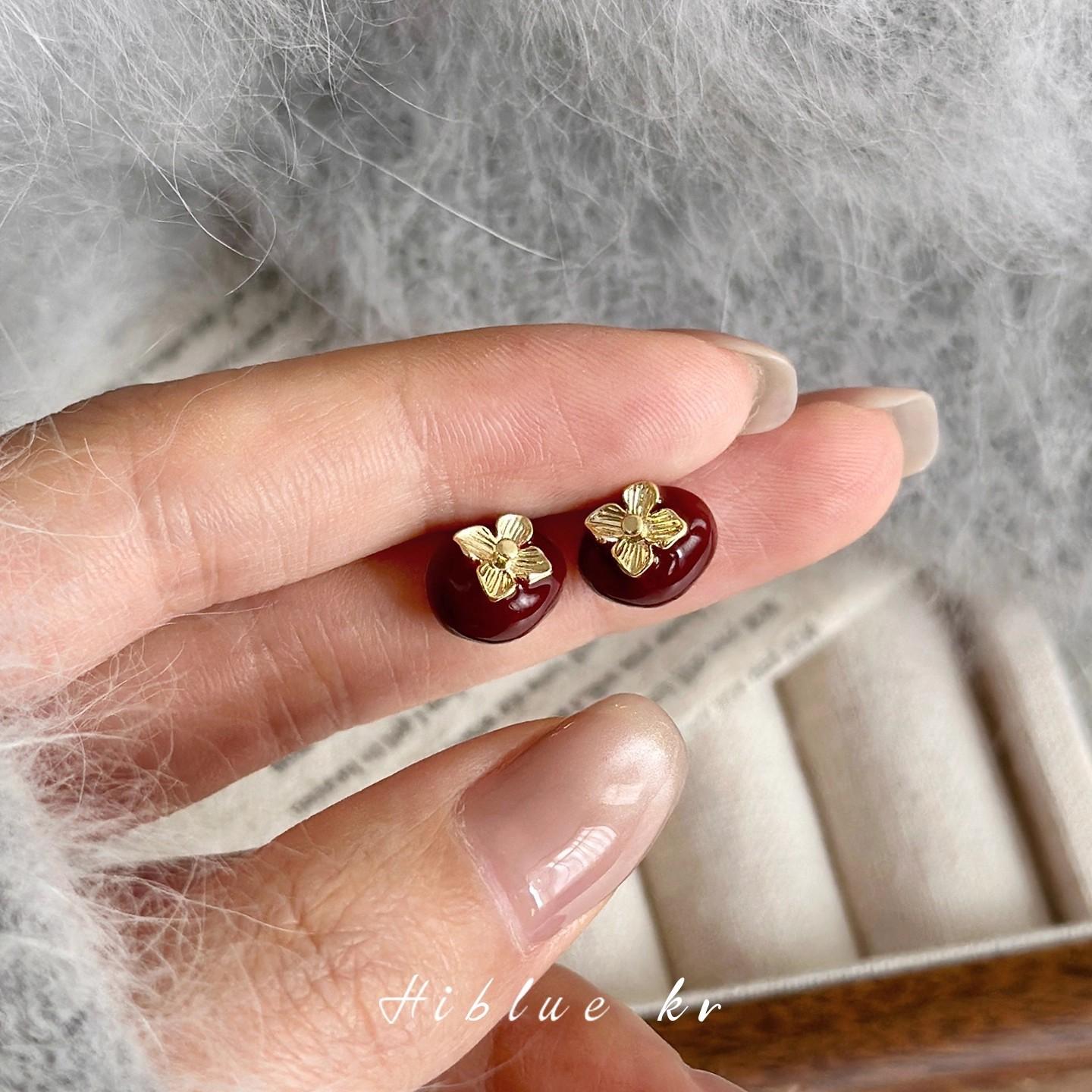 Autumn and winter drop glaze red persimmon ruyi earrings light luxury high-end earrings new simple and versatile niche earrings
Autumn and winter drop glaze red persimmon ruyi earrings light luxury high-end earrings new simple and versatile niche earrings