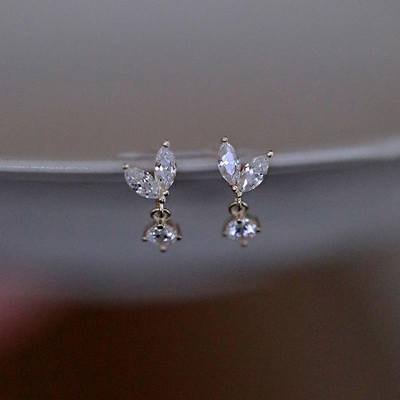 New Silver Color Inlaid Zircon Clover Tassel Earrings For Women Delicate Chain Pendant Earring Party Jewelry Accessories Gifts 2pcs
New Silver Color Inlaid Zircon Clover Tassel Earrings For Women Delicate Chain Pendant Earring Party Jewelry Accessories Gifts 2pcs