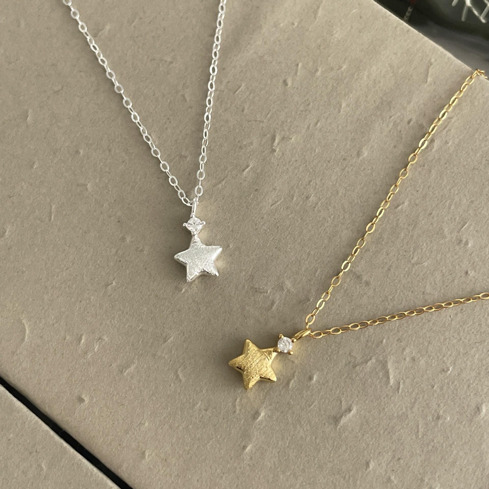 Ожерелье Lucky Pentagon Star для женщин, легкое, роскошное, нишевый дизайн, высокая чувствительность, простая цепочка на ключицу
Ожерелье Lucky Pentagon Star для женщин, легкое, роскошное, нишевый дизайн, высокая чувствительность, простая цепочка на ключицу