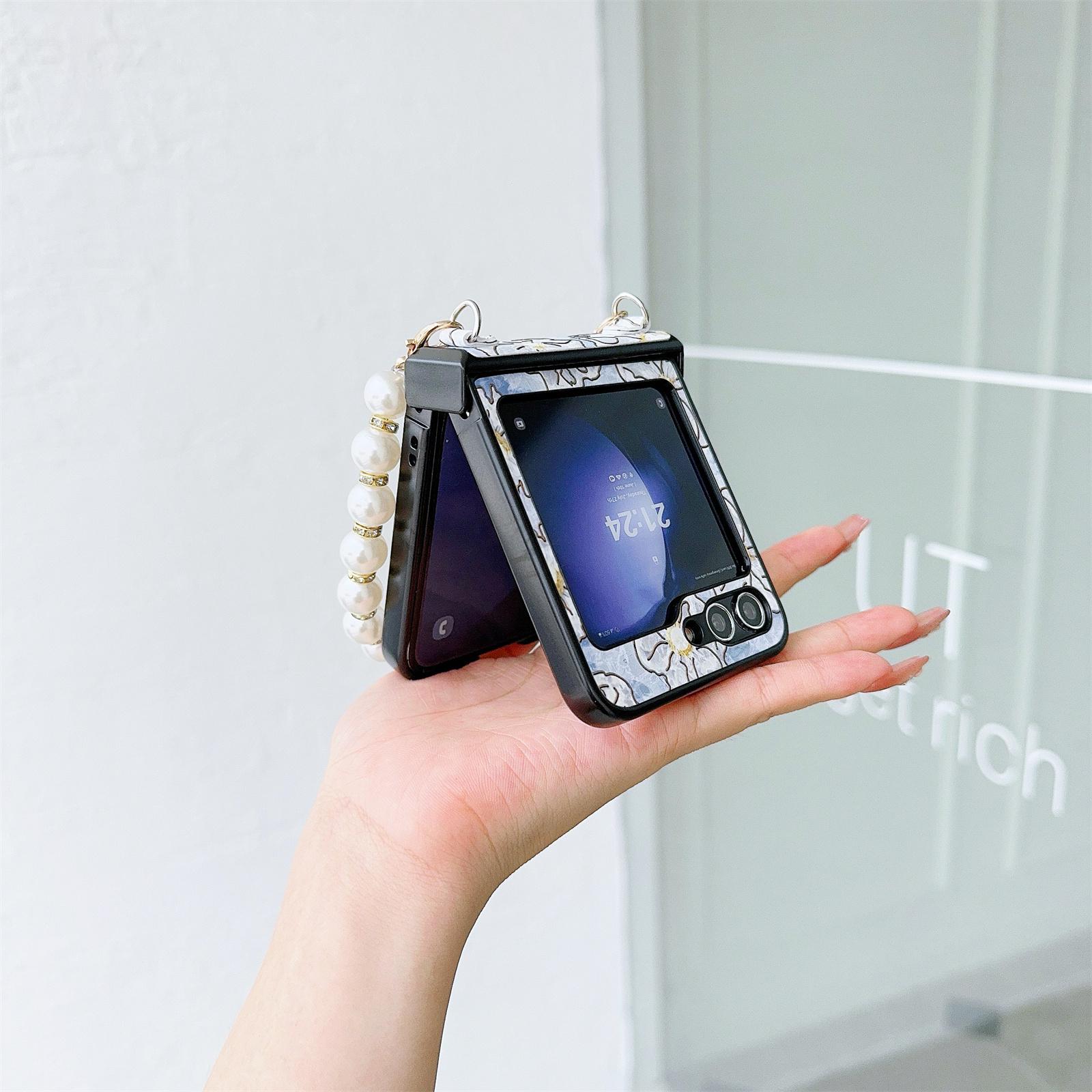 For Samsung Galaxy Z Flip5 5G Hinge Design Lacquered Flower Pattern PU Leather+PC Case with Pearl Chain Sky Blue Flower
For Samsung Galaxy Z Flip5 5G Hinge Design Lacquered Flower Pattern PU Leather+PC Case with Pearl Chain Sky Blue Flower