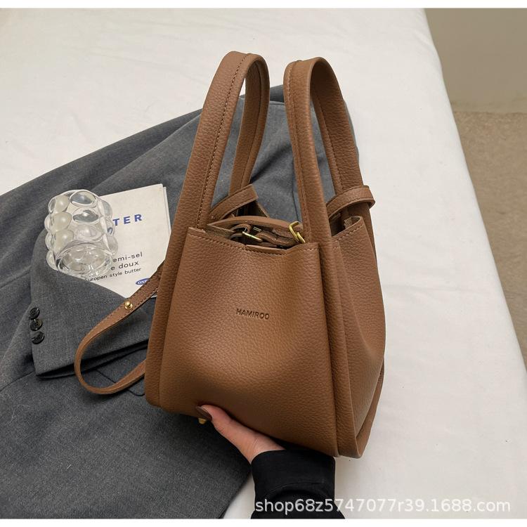 Fashion lychee pattern bucket bag 2025 new women s small bag simple shoulder messenger bag portable vegetable basket mother bag коричневый
Fashion lychee pattern bucket bag 2025 new women s small bag simple shoulder messenger bag portable vegetable basket mother bag коричневый
