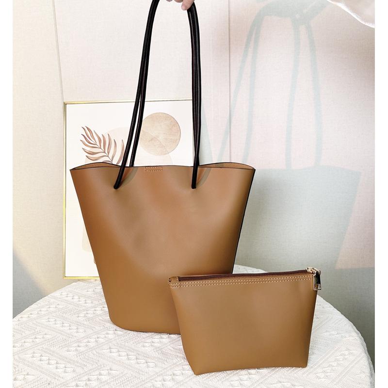 Exquisite 2026 autumn solid color magnetic buckle bucket bag two-piece set simple fashion bag trendy 34*2*29 світло-коричневого кольору
Exquisite 2026 autumn solid color magnetic buckle bucket bag two-piece set simple fashion bag trendy 34*2*29 світло-коричневого кольору