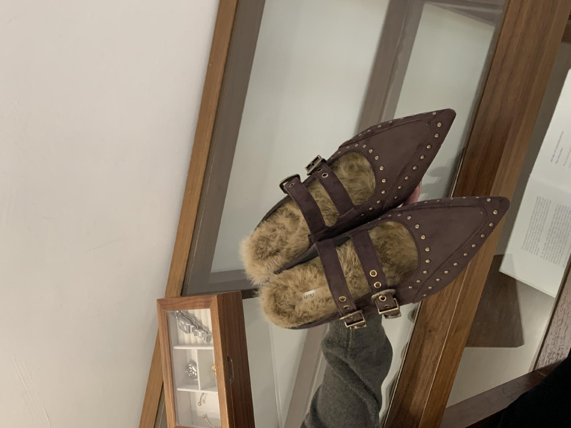 Inner height increase Mary Jane shoes women s 2025 autumn and winter new rivets with pointed fashion slippers 39 кофейный
Inner height increase Mary Jane shoes women s 2025 autumn and winter new rivets with pointed fashion slippers 39 кофейный