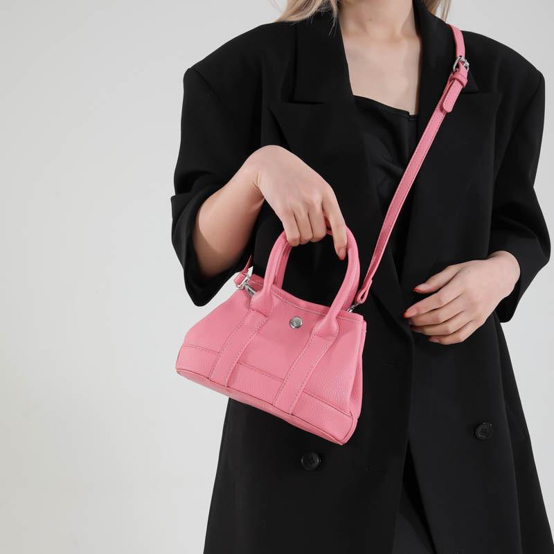 This year, the popular small bag women s 2025 new spring and summer versatile messenger bag fashionable portable bucket bag чёрный
This year, the popular small bag women s 2025 new spring and summer versatile messenger bag fashionable portable bucket bag чёрный