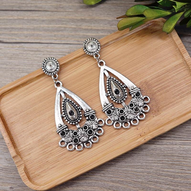 Retro Tibetan silver flower stud earrings geometric long female personality temperament hollow earrings versatile vacation earrings
Retro Tibetan silver flower stud earrings geometric long female personality temperament hollow earrings versatile vacation earrings