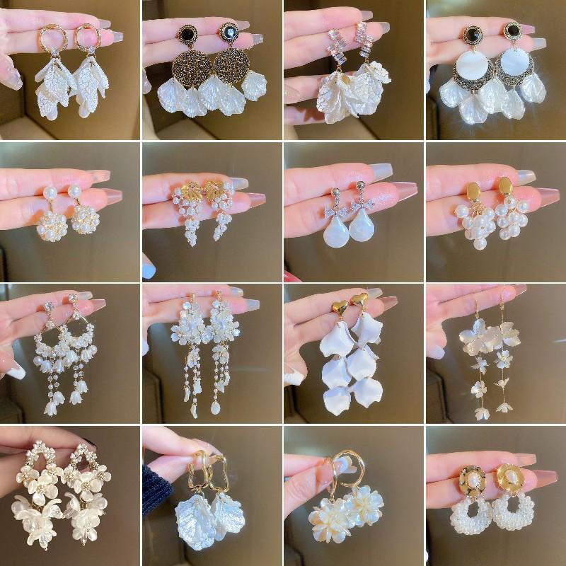 White pearl shell fringed earrings fashionable and elegant temperament earrings French light luxury high-end earrings women
White pearl shell fringed earrings fashionable and elegant temperament earrings French light luxury high-end earrings women