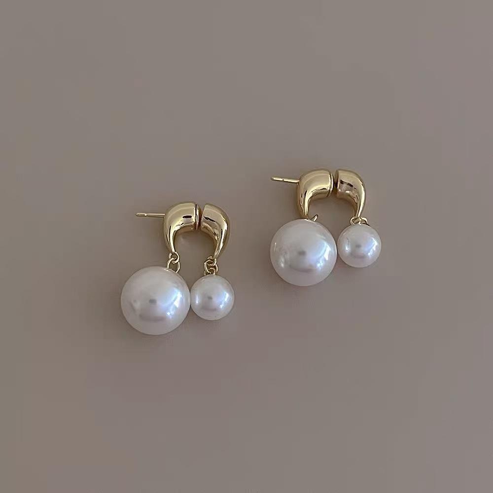 French retro two-wear pearl stud earrings new popular unique earrings temperament fashionable versatile earrings women
French retro two-wear pearl stud earrings new popular unique earrings temperament fashionable versatile earrings women