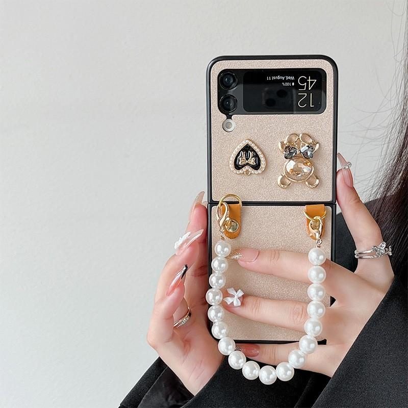 For Samsung Folding Screen Mobile Phone Case for Zflip6 Love Flip Cover 7 Pearl Bracelet Creative Rhinestone 3 Little Bear For Huawei Pocket2
For Samsung Folding Screen Mobile Phone Case for Zflip6 Love Flip Cover 7 Pearl Bracelet Creative Rhinestone 3 Little Bear For Huawei Pocket2