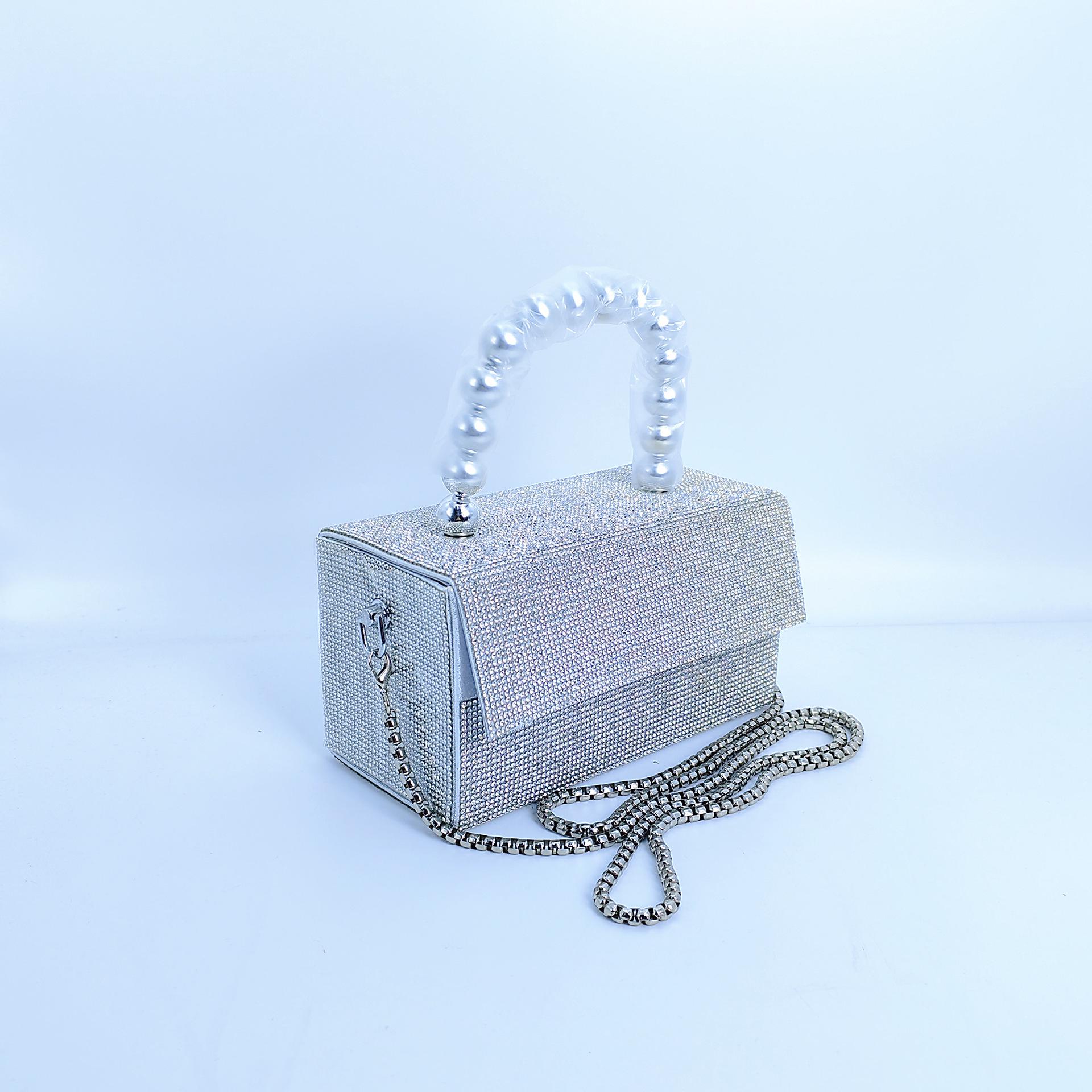 Вечерняя сумочка с цепочкой и блестящими бриллиантами в виде бабочки и цветка
Вечерняя сумочка с цепочкой и блестящими бриллиантами в виде бабочки и цветка