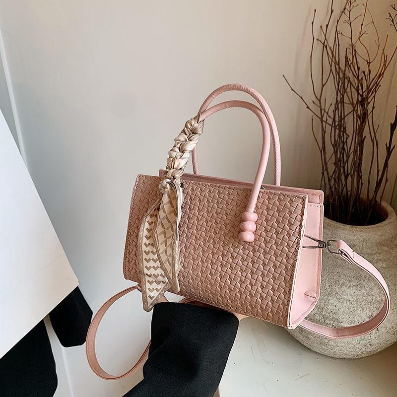2025 Retro Chic Large-Capacity Bucket Handbag: Versatile French Luxury Fashion in a Single Shoulder Crossbody Design
2025 Retro Chic Large-Capacity Bucket Handbag: Versatile French Luxury Fashion in a Single Shoulder Crossbody Design