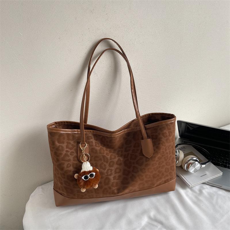 Autumn niche retro leopard print bag women s fashion versatile commuter shoulder bag large bag large capacity tote bag Without pendant
Autumn niche retro leopard print bag women s fashion versatile commuter shoulder bag large bag large capacity tote bag Without pendant