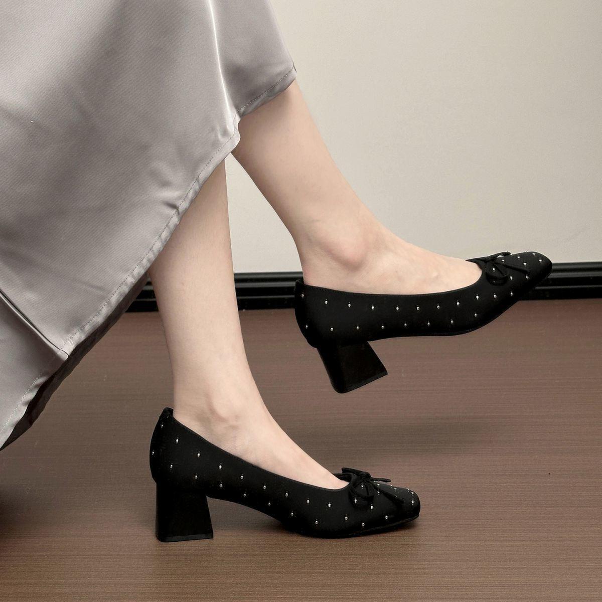 Retro square head single shoes women s medium heel versatile with cheongsam small fragrant style bow high heels women s thick heel women s single shoe 40 чёрный
Retro square head single shoes women s medium heel versatile with cheongsam small fragrant style bow high heels women s thick heel women s single shoe 40 чёрный