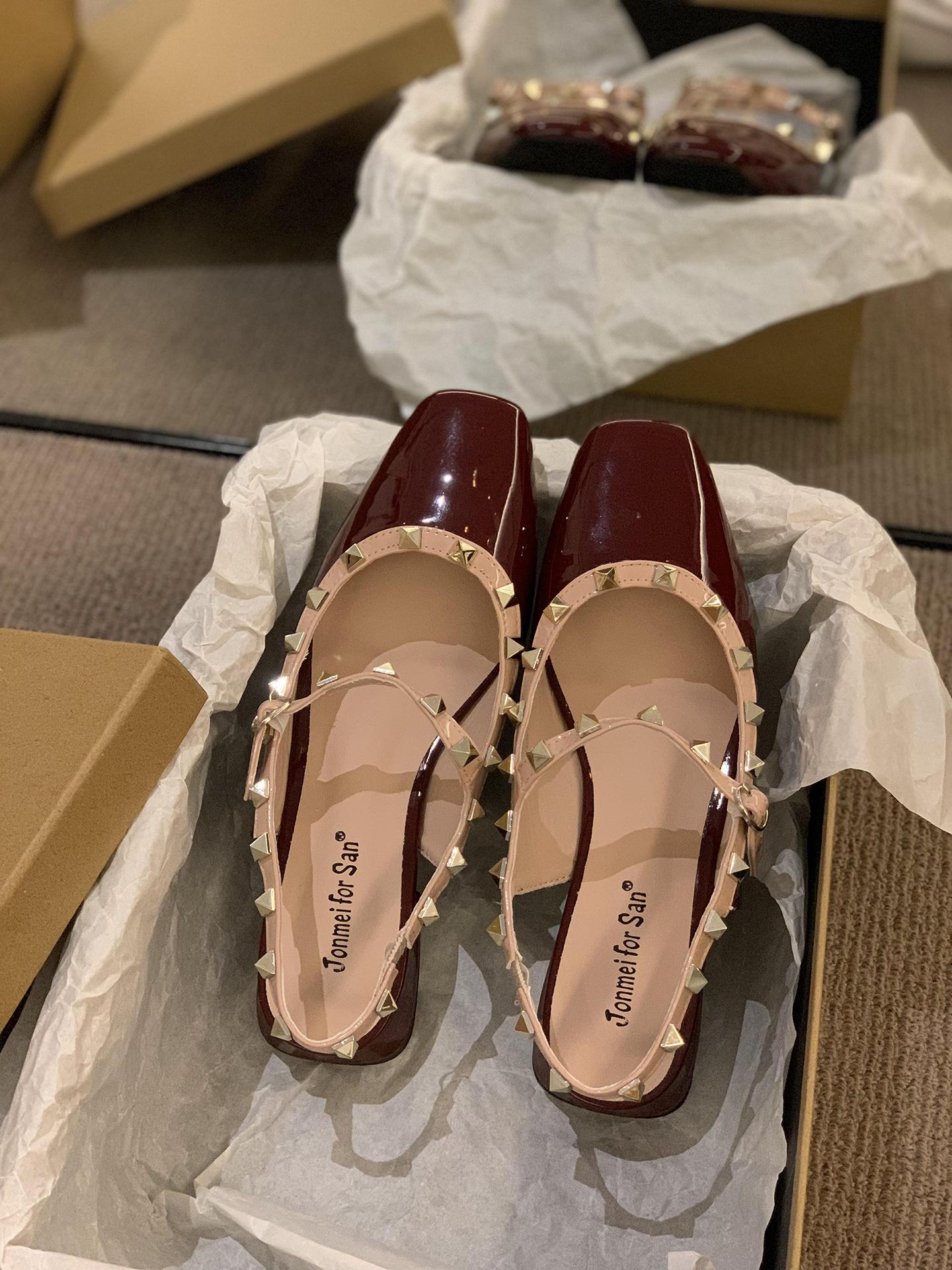 French temperament square head burgundy rivet thick heel single shoes women s 2025 new retro patent leather bag head sandals summer 39
French temperament square head burgundy rivet thick heel single shoes women s 2025 new retro patent leather bag head sandals summer 39