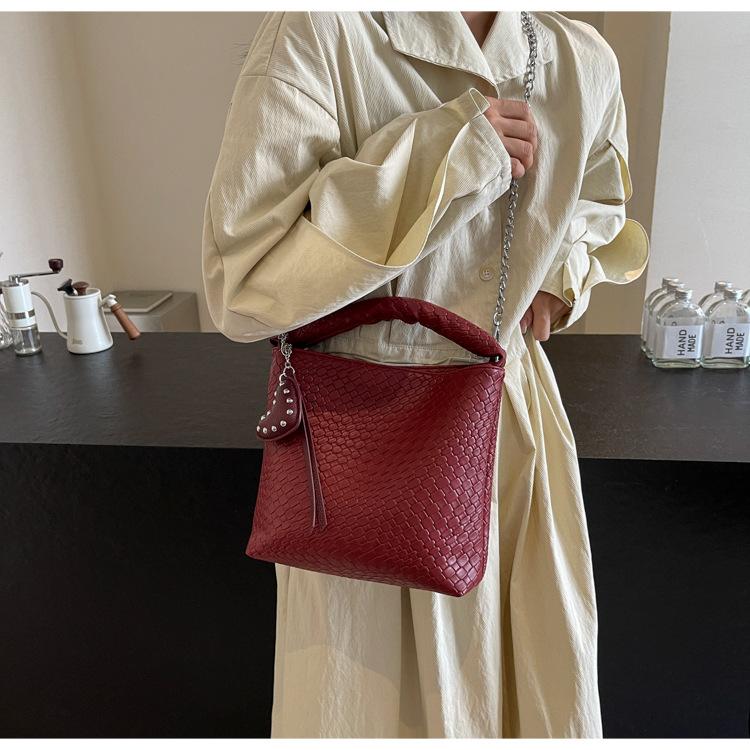Rhombus square small bag women s 2025 new solid color handbag fashionable and simple shoulder messenger bag зелений
Rhombus square small bag women s 2025 new solid color handbag fashionable and simple shoulder messenger bag зелений