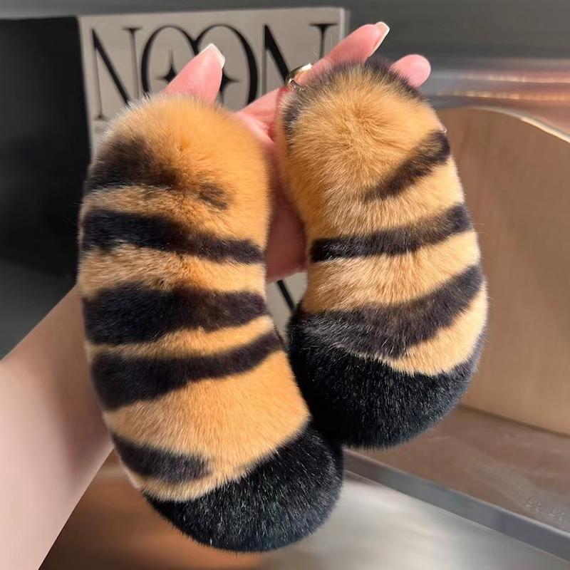 Меховые украшения с хвостом, плюшевые сумки из искусственного меха, подвески в полоску тигра, милые подарочные аксессуары
Меховые украшения с хвостом, плюшевые сумки из искусственного меха, подвески в полоску тигра, милые подарочные аксессуары