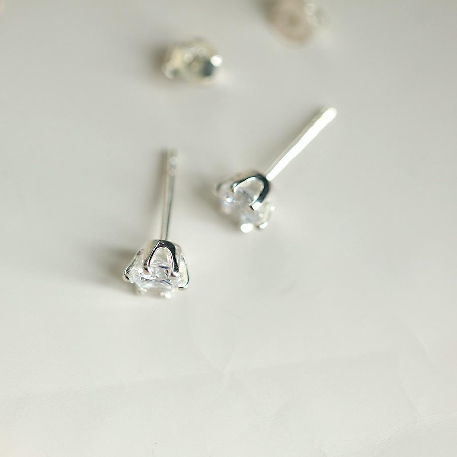925 Sterling Silver Electroplated 18K Gold Simple Single Zircon Earrings for Women Temperament Classic Jewelry Accessories
925 Sterling Silver Electroplated 18K Gold Simple Single Zircon Earrings for Women Temperament Classic Jewelry Accessories