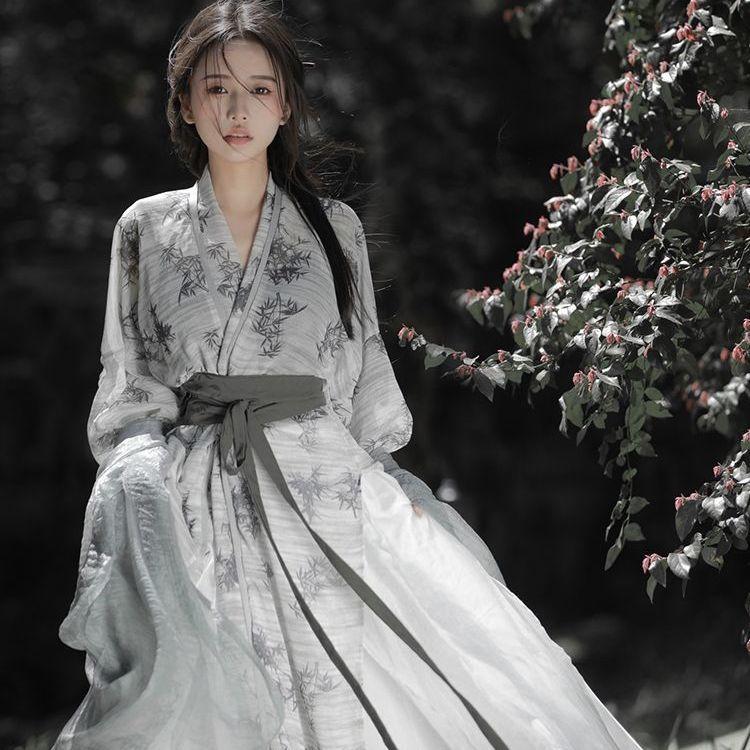 Женская одежда в китайском стиле династий Вэй и Цзинь Hanfu, серое платье с перекрестным вырезом и принтом бамбуковых листьев
Женская одежда в китайском стиле династий Вэй и Цзинь Hanfu, серое платье с перекрестным вырезом и принтом бамбуковых листьев