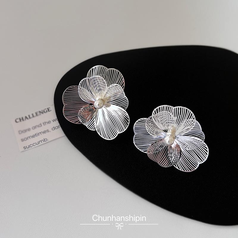Exaggerated design, metal flower earrings, fashionable temperament, ear clips, no ear piercings, mosquito coil disc, high-end pearl earrings.
Exaggerated design, metal flower earrings, fashionable temperament, ear clips, no ear piercings, mosquito coil disc, high-end pearl earrings.
