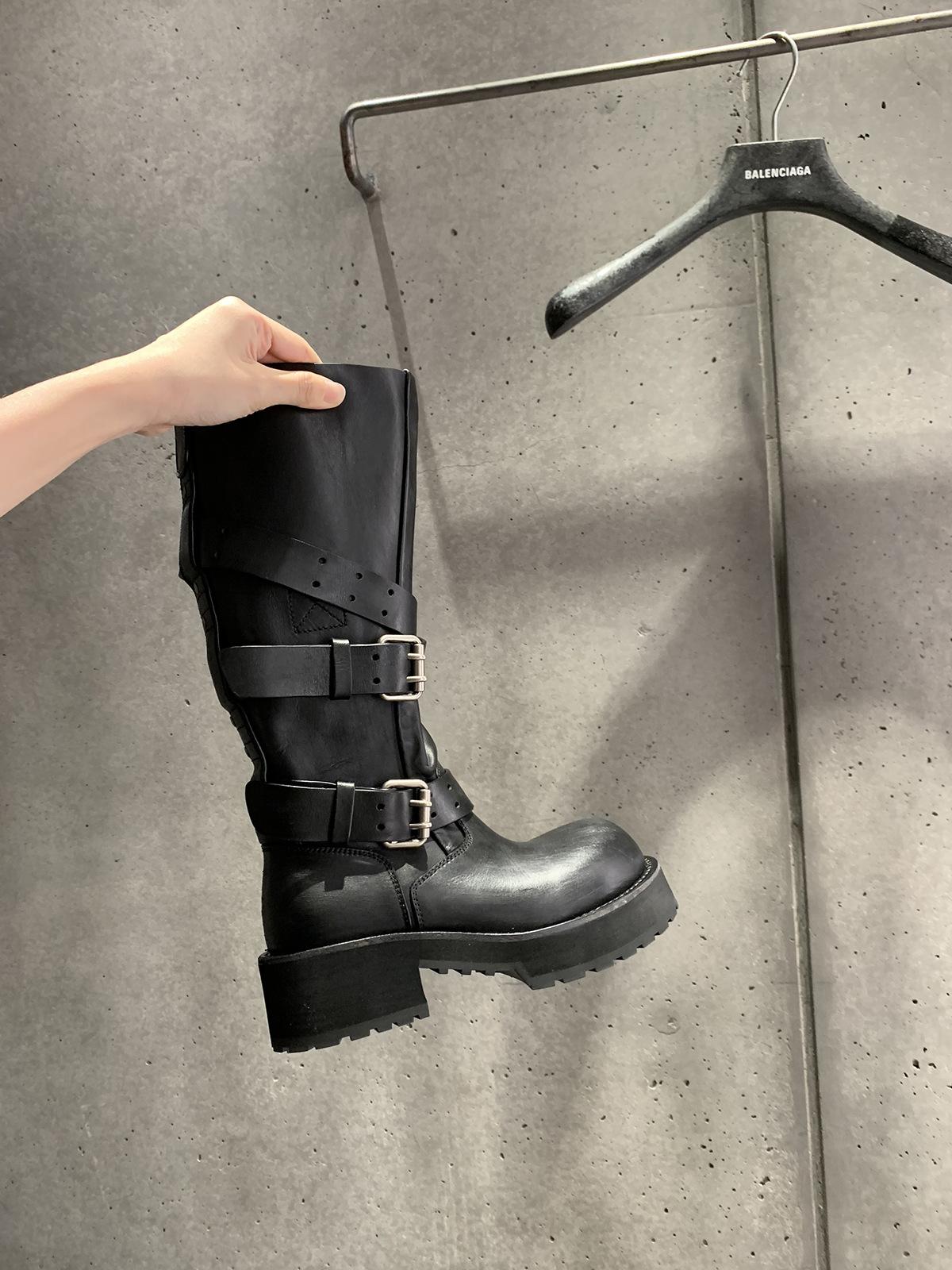 Shoe height increased by 6cm~ three-dimensional round head belt buckle thick-soled thick-heeled knight boots 40 чорний
Shoe height increased by 6cm~ three-dimensional round head belt buckle thick-soled thick-heeled knight boots 40 чорний