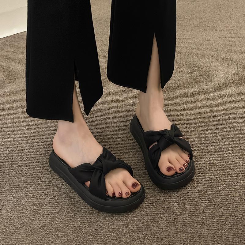 Thick-soled slippers women s summer outer wear 2025 new fashion word go out beach cool slippers 35 чёрный
Thick-soled slippers women s summer outer wear 2025 new fashion word go out beach cool slippers 35 чёрный
