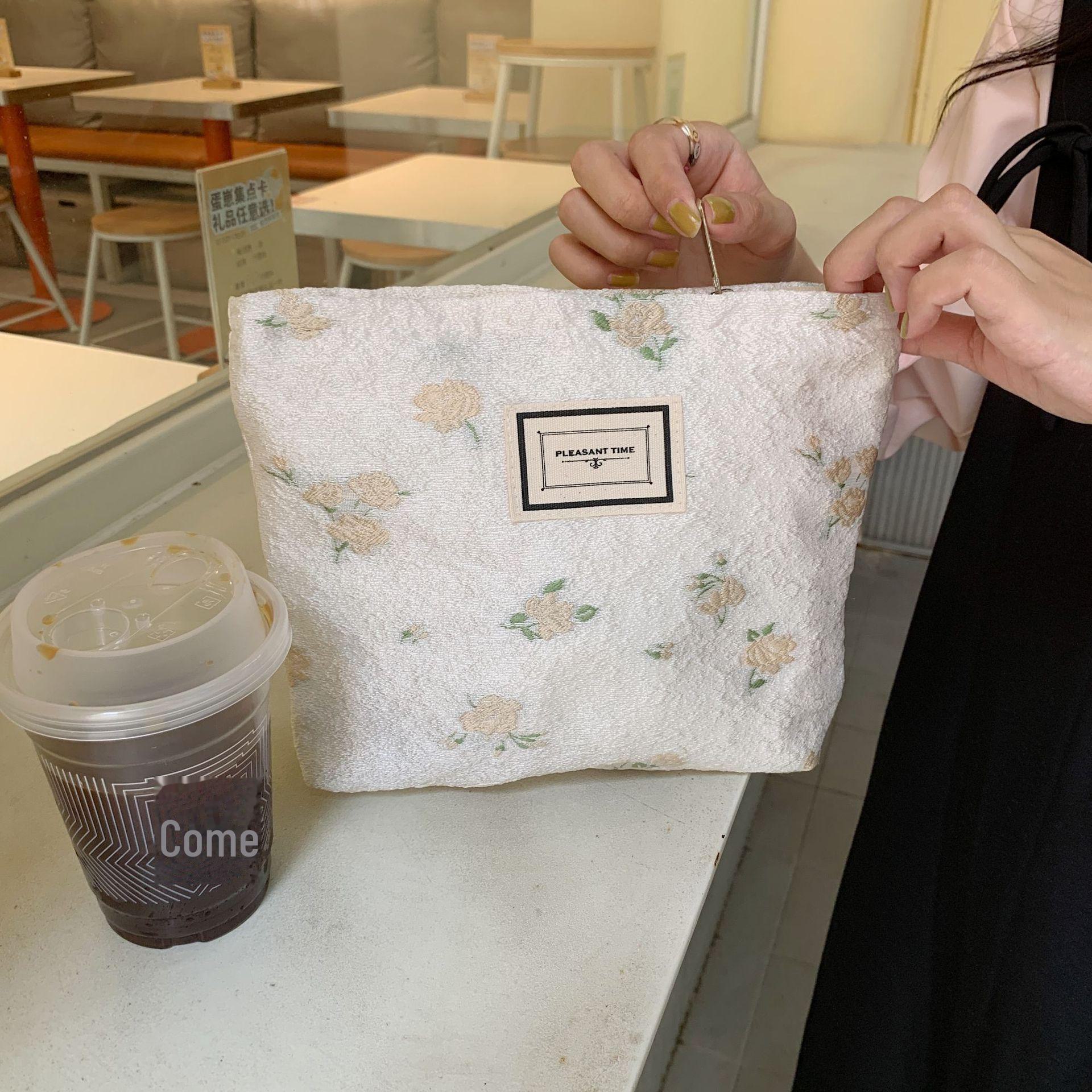 Косметичка из жаккарда, окрашенного в пряже: Изысканная, высококачественная, вместительная переносная сумка для туалетных принадлежностей и хранения floral
Косметичка из жаккарда, окрашенного в пряже: Изысканная, высококачественная, вместительная переносная сумка для туалетных принадлежностей и хранения floral