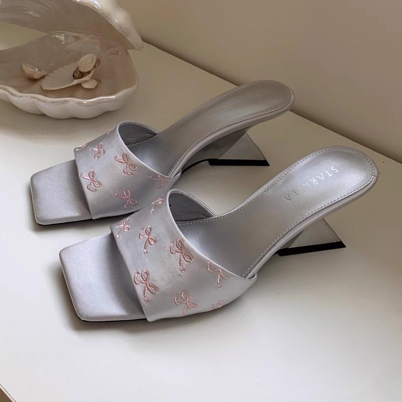 Bow wedge sandals satin surface 2025 summer new square head new Chinese embroidery open-toed high-heeled sandals women 39 серебряный
Bow wedge sandals satin surface 2025 summer new square head new Chinese embroidery open-toed high-heeled sandals women 39 серебряный