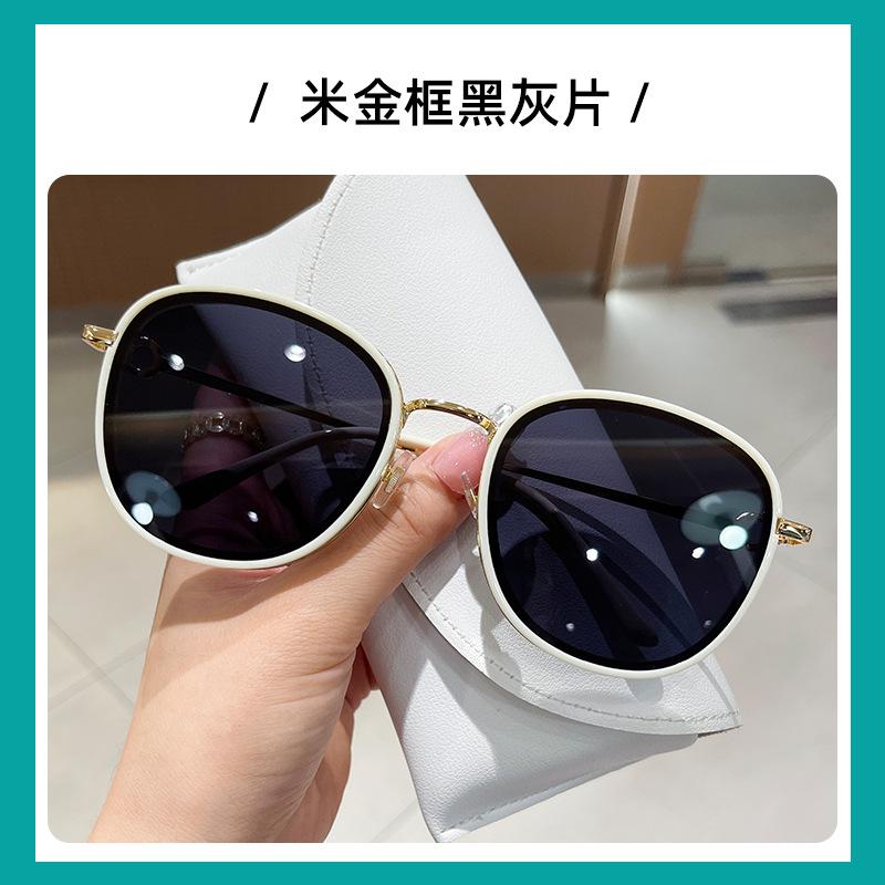 Korean-style trendy sunglasses for women that make the face look slimmer New trendy vintage round-frame sunglasses popular on social media Gold frame with black and
Korean-style trendy sunglasses for women that make the face look slimmer New trendy vintage round-frame sunglasses popular on social media Gold frame with black and