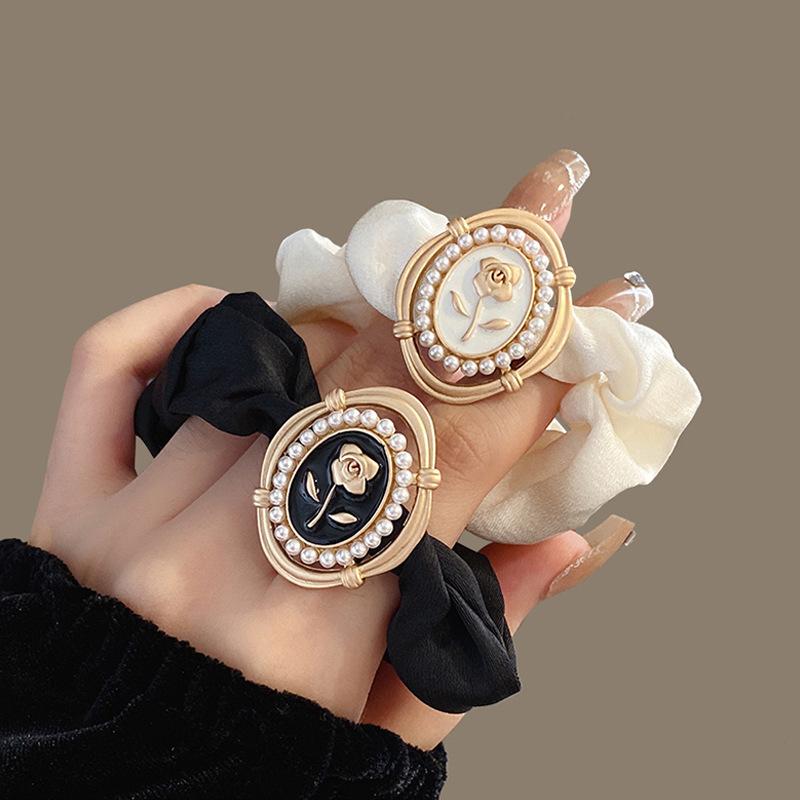 Hair ring French retro satin large intestine ring adult temperament hair accessories simple Joker Pearl balls hair rope.
Hair ring French retro satin large intestine ring adult temperament hair accessories simple Joker Pearl balls hair rope.
