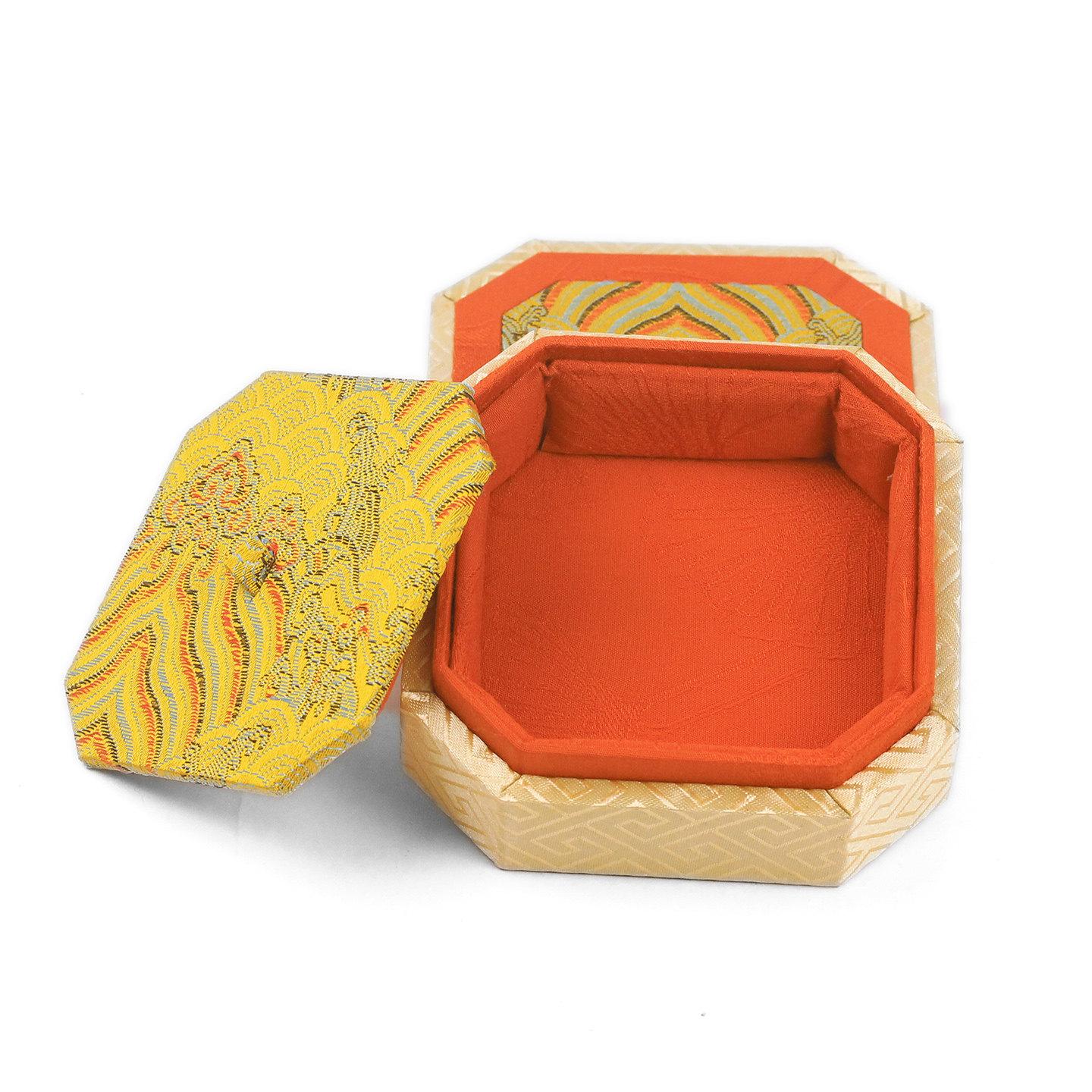 Chinese Embroidery Octagonal Jewelry Box Heaven and Earth Cover Bracelet Antique Curios Jewelry Gift Box Packaging and Storage 12x12x5.5cm жёлтый
Chinese Embroidery Octagonal Jewelry Box Heaven and Earth Cover Bracelet Antique Curios Jewelry Gift Box Packaging and Storage 12x12x5.5cm жёлтый