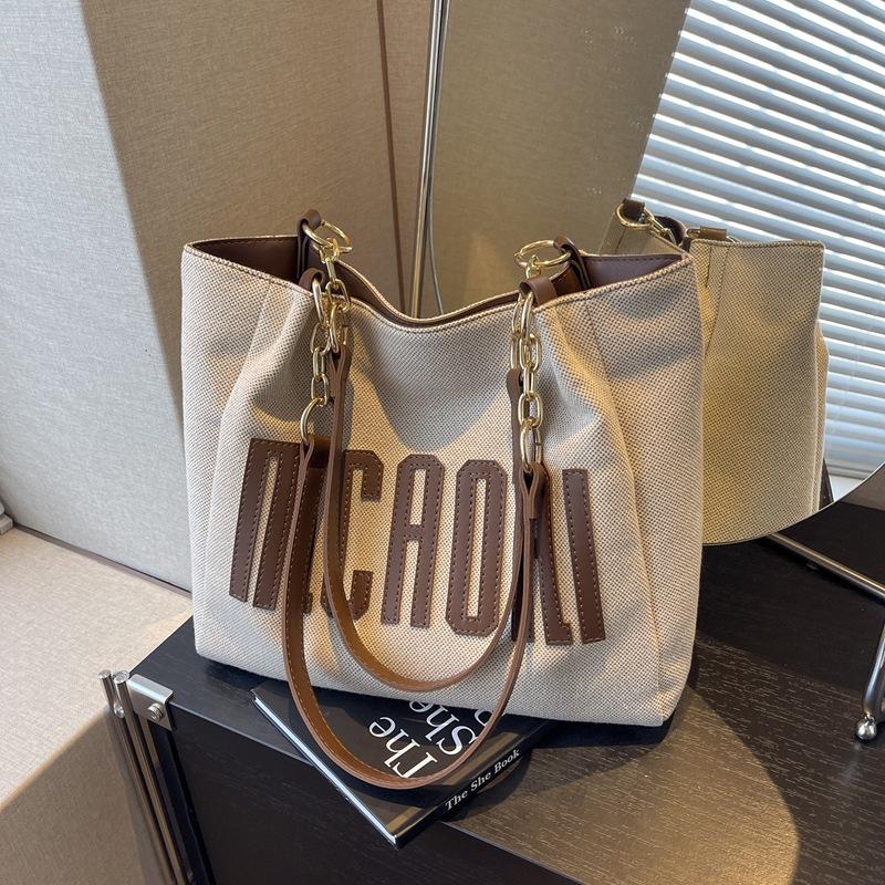 Foreign single bag women s 2024 new model, popular this year, large-capacity tote bag, casual versatile shoulder class commuter bag коричневий
Foreign single bag women s 2024 new model, popular this year, large-capacity tote bag, casual versatile shoulder class commuter bag коричневий