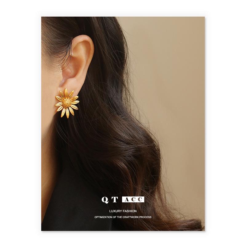 Golden Sunflower Daisy Earrings: Retro-Style, Real Gold Electroplated Flower Studs with High Color Retention.
Golden Sunflower Daisy Earrings: Retro-Style, Real Gold Electroplated Flower Studs with High Color Retention.