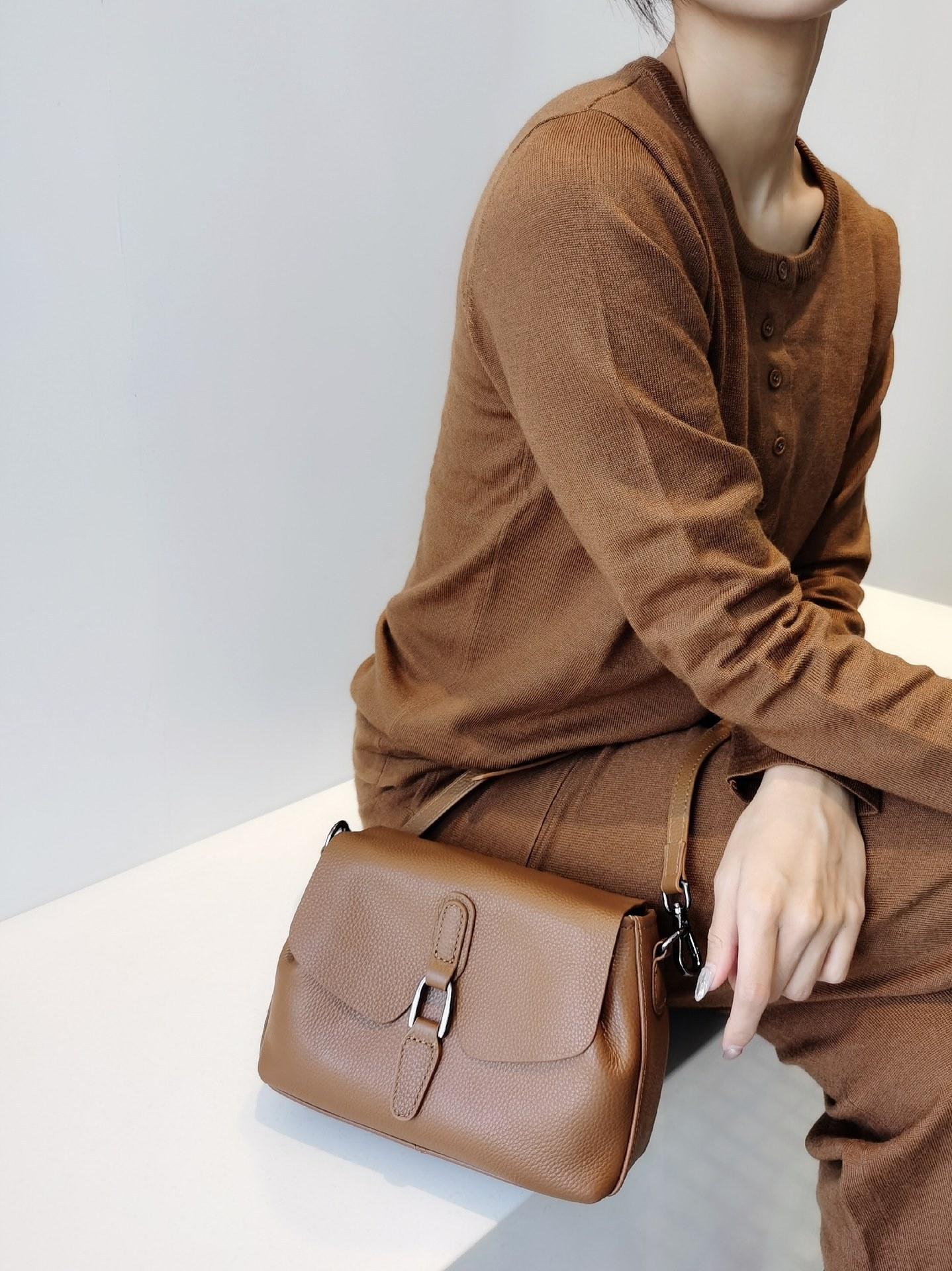 Bags Women s Armpit Genuine Leather Shoulder Commuting Small Square Light Luxury Length 21 X7 X15CM коричневий
Bags Women s Armpit Genuine Leather Shoulder Commuting Small Square Light Luxury Length 21 X7 X15CM коричневий
