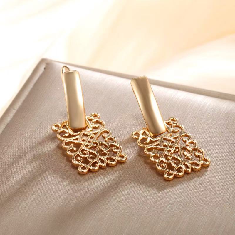 Luxury Gold Geometric Square Hollow Earrings For Women Fashionable Dangle Ear Studs Elegant Jewelry Gift золотой
Luxury Gold Geometric Square Hollow Earrings For Women Fashionable Dangle Ear Studs Elegant Jewelry Gift золотой
