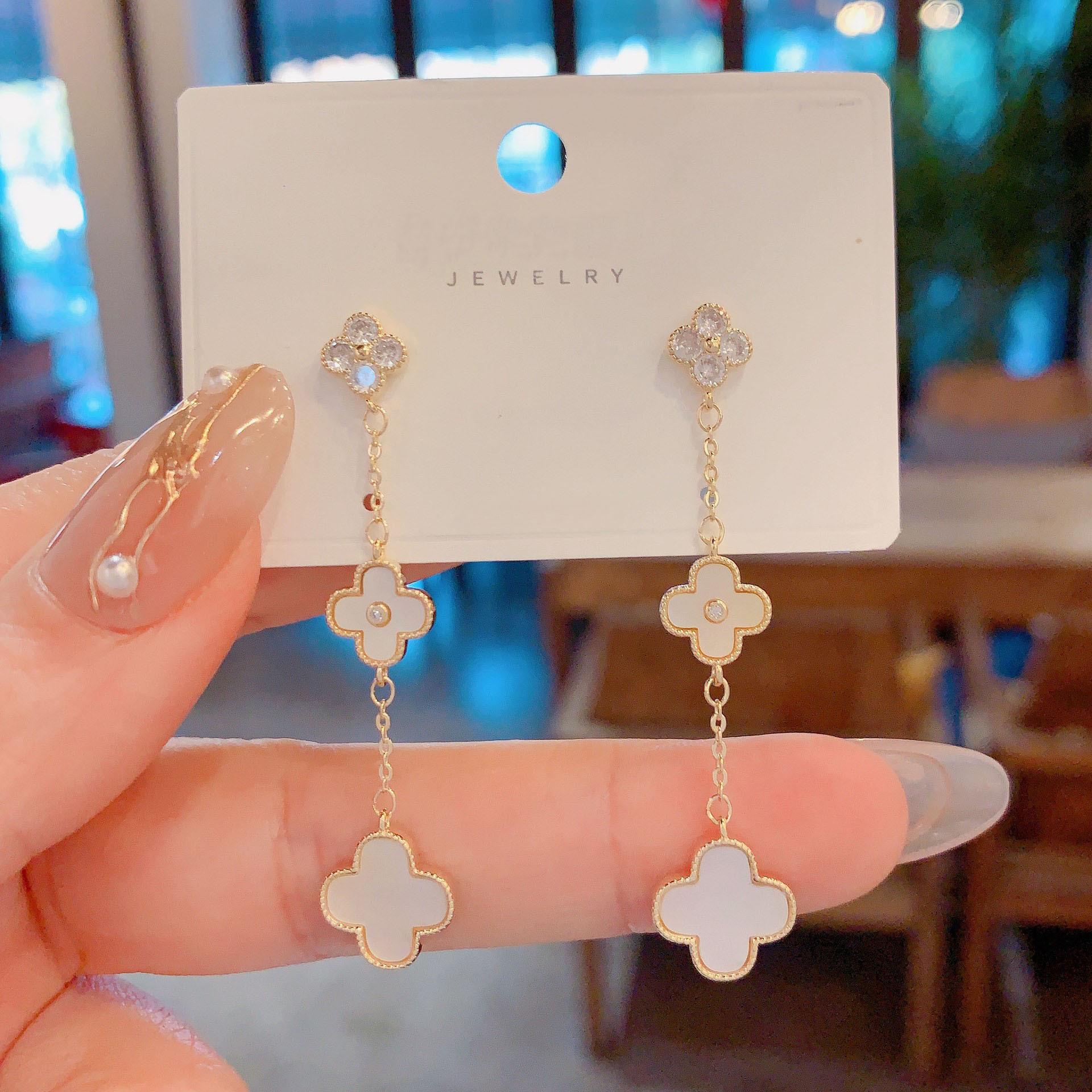 Exquisite Long Section of Natural Shell Four-leaf Clover Flower Petal Earrings Personalized Versatile Net Red Earrings Female Earrings
Exquisite Long Section of Natural Shell Four-leaf Clover Flower Petal Earrings Personalized Versatile Net Red Earrings Female Earrings