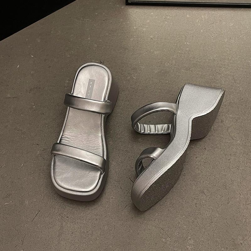 Thick bottom heightening small cool slippers women s 2024 summer new outer wear fashion wedge heel high heel non-slip one-word drag 35 чорний
Thick bottom heightening small cool slippers women s 2024 summer new outer wear fashion wedge heel high heel non-slip one-word drag 35 чорний