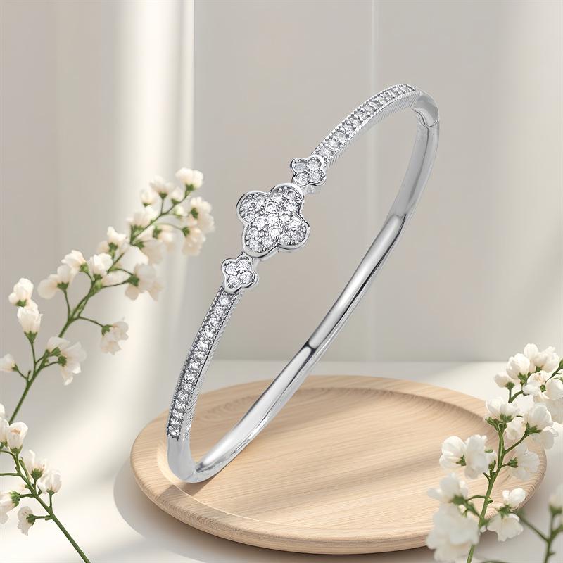 Elegant Sparkle Zircon Four-Leaf Clover Bracelet - Light Luxury European & American Starry Flower Design срібний
Elegant Sparkle Zircon Four-Leaf Clover Bracelet - Light Luxury European & American Starry Flower Design срібний