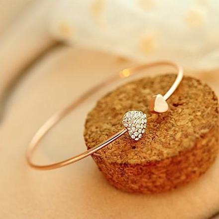Women s Simple Metal Diamond Heart Bracelet Titanium Steel Open Bangle with Peach Heart Charm Jewelry Gift золотистый
Women s Simple Metal Diamond Heart Bracelet Titanium Steel Open Bangle with Peach Heart Charm Jewelry Gift золотистый