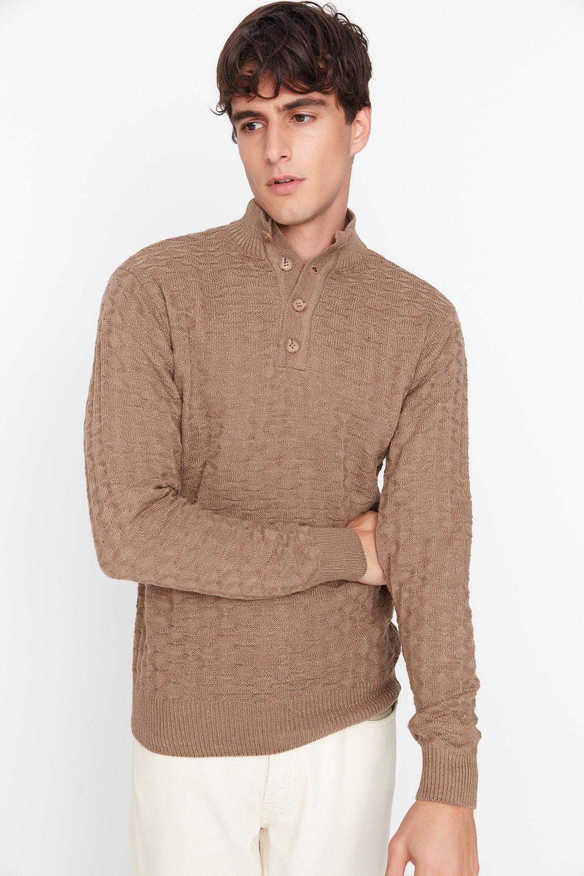 Мужской коричневый мужской приталенный свитер на пуговицах с полуводолазкой из фактурного трикотажа TMNAW23KZ00188.. 
Мужской коричневый мужской приталенный свитер на пуговицах с полуводолазкой из фактурного трикотажа TMNAW23KZ00188..