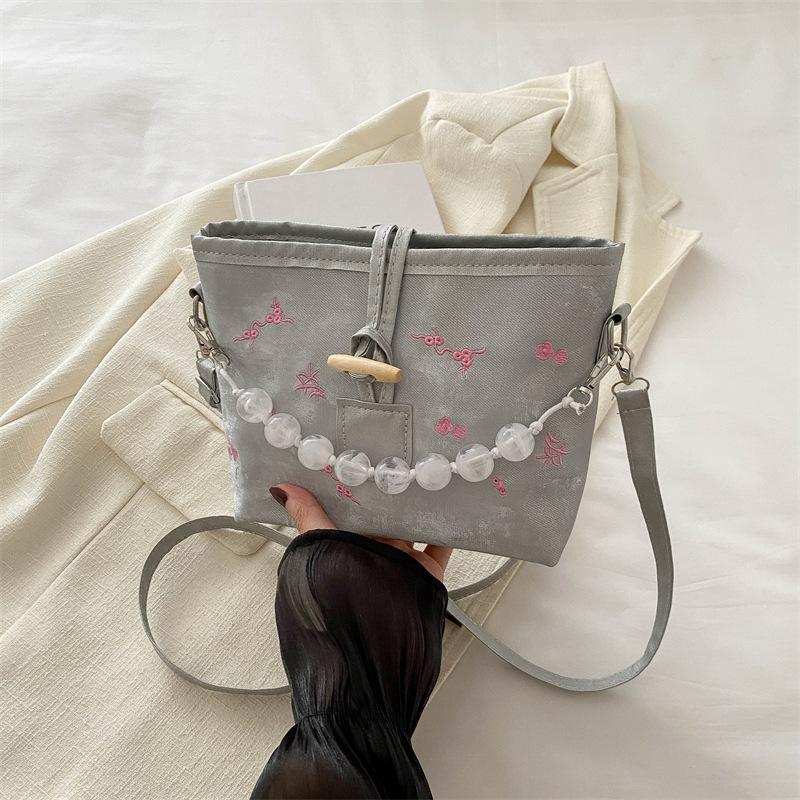 Сумка Літо 2024, новий тренд, ніша, сумочка під пахвами, проста модна сумка-мессенджер, проста маленька квадратна сумка для жінок срібний
Сумка Літо 2024, новий тренд, ніша, сумочка під пахвами, проста модна сумка-мессенджер, проста маленька квадратна сумка для жінок срібний