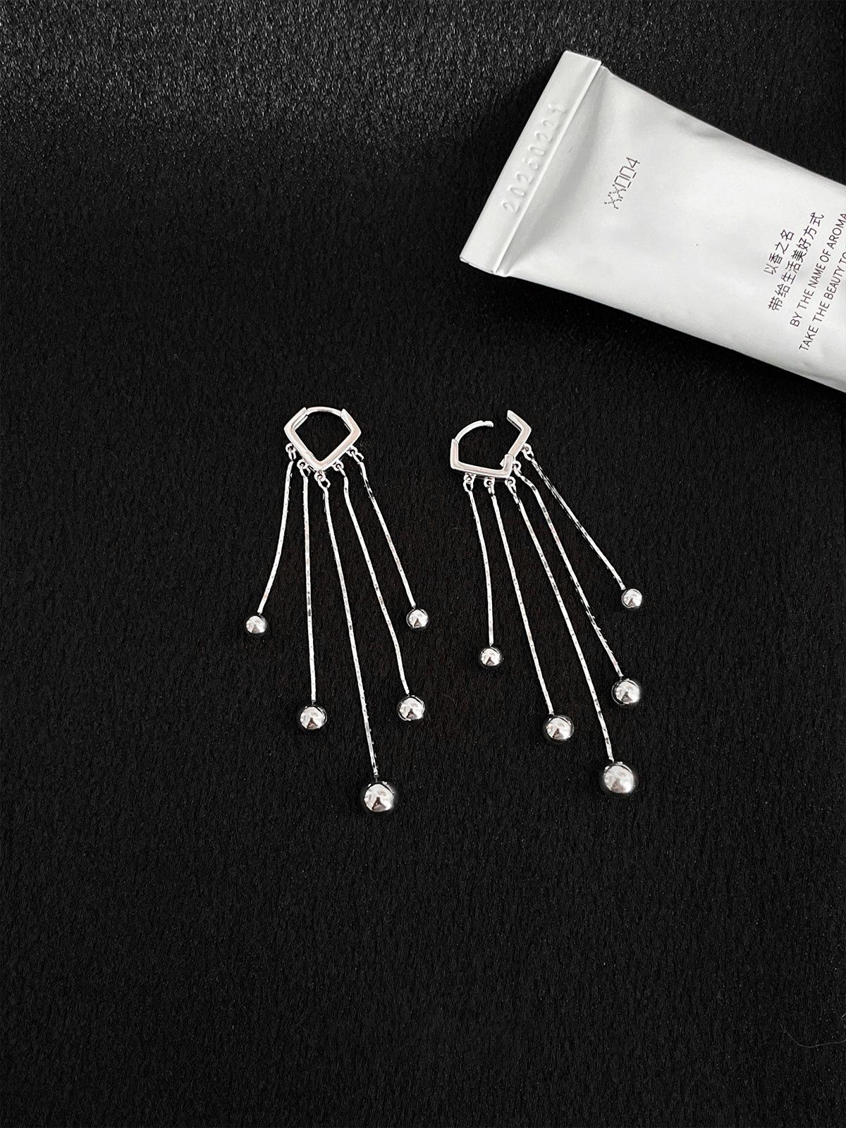 Простые и изысканные длинные серьги с бахромой, нишевый дизайн для женщин, высококлассные серьги с подвеской-шариком, серебряная игла, новая мода 925 silver needle
Простые и изысканные длинные серьги с бахромой, нишевый дизайн для женщин, высококлассные серьги с подвеской-шариком, серебряная игла, новая мода 925 silver needle