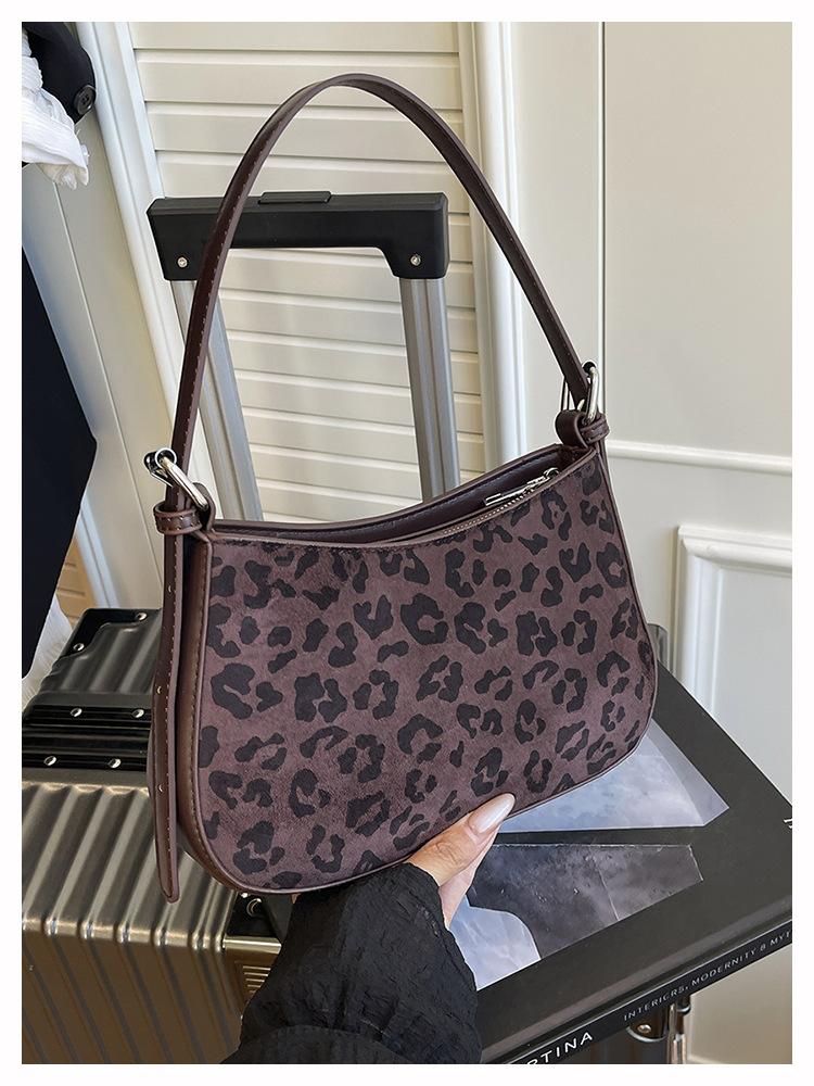 Retro texture niche handbag women s 2025 new foreign fashion shoulder bag Korean version of underarm bag
Retro texture niche handbag women s 2025 new foreign fashion shoulder bag Korean version of underarm bag