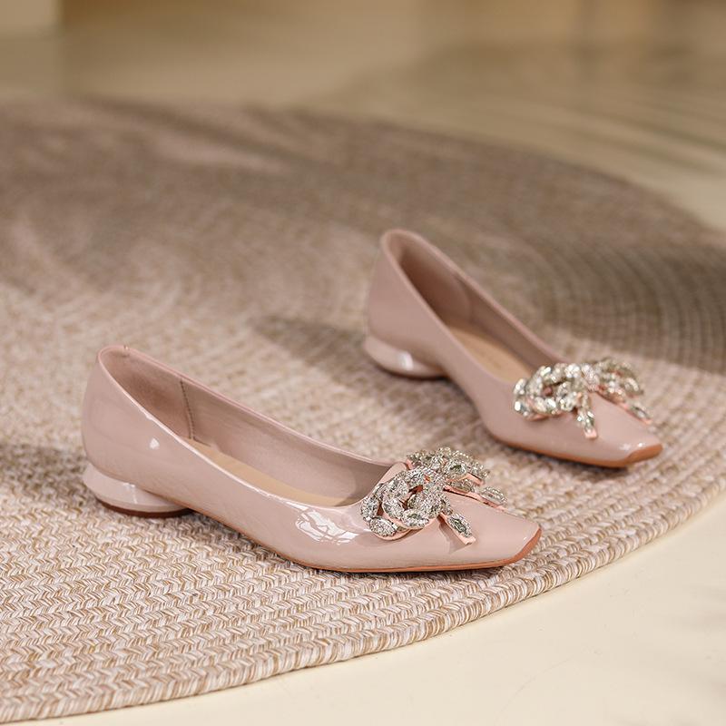 Лакированные туфли на низком каблуке с квадратным носком, женские туфли на круглом каблуке с бантом из стразов, темпераментные, фея, из овчины, плоские женские туфли 39
Лакированные туфли на низком каблуке с квадратным носком, женские туфли на круглом каблуке с бантом из стразов, темпераментные, фея, из овчины, плоские женские туфли 39