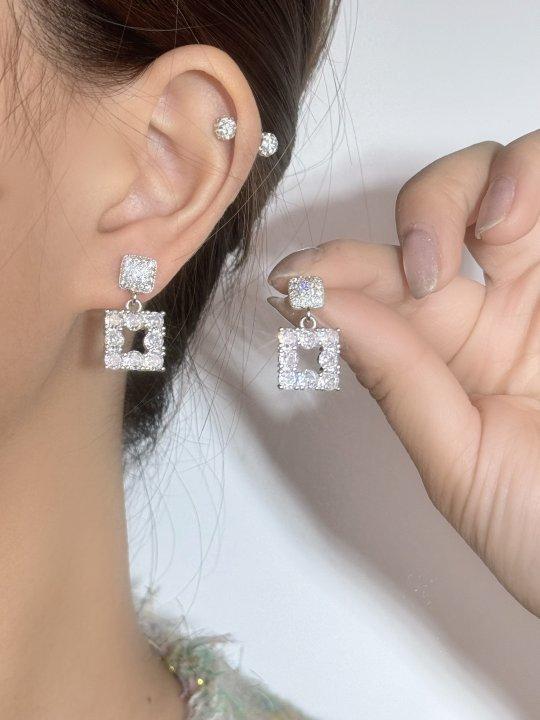Light luxury simple versatile rhinestone square stud earrings women s high sense niche design temperament earrings ear jewelry
Light luxury simple versatile rhinestone square stud earrings women s high sense niche design temperament earrings ear jewelry